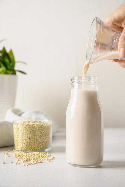 Vegane grüne Buchweizenmilch im Glas pflanzlicher Milchaustauscher