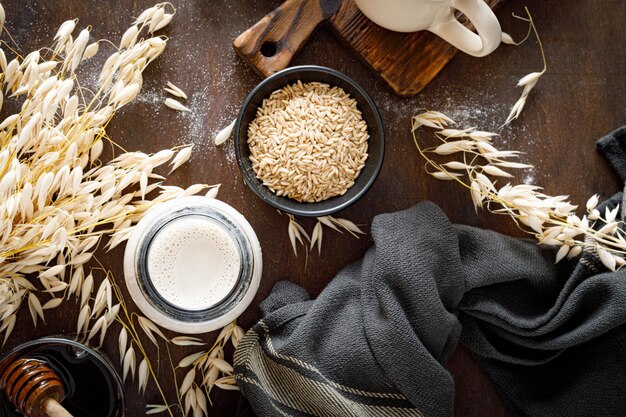 Vegane Hafermilch in Glasflasche und Zutaten zum Kochen Gesundes vegetarisches milchfreies Getränk oder Getränk Alternative Milch