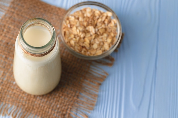 Vegane Hafermilch mit Haferflocken hautnah