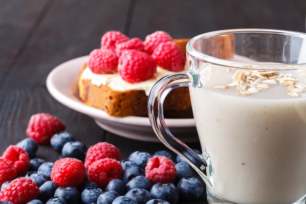Vegane Hafermilch ohne Milchprodukte mit Beeren, gesunde Ernährung