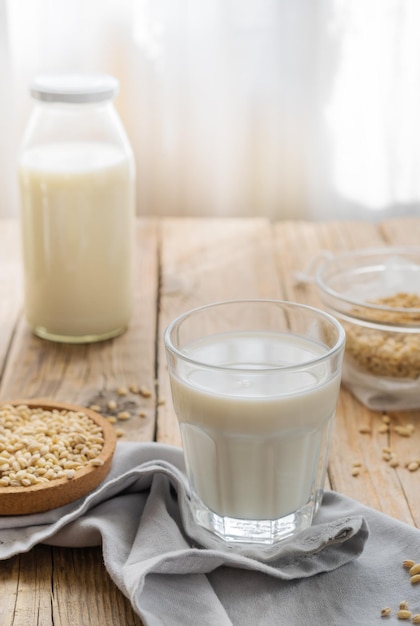 Vegane hausgemachte Gerstenmilch mit Zutaten