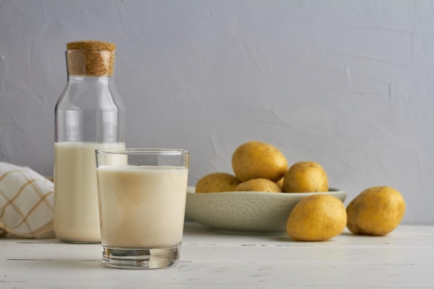 Vegane Kartoffelmilch in einer Glasflasche Schweden Super Food