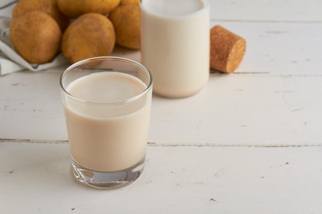 Foto vegane kartoffelmilch in einer glasflasche schweden super food