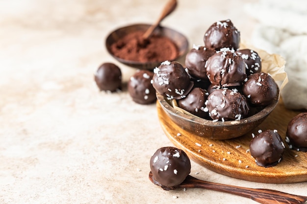 Vegane Kichererbsen- und Erdnussbutterbonbons in Schokoladenglasur, bestreut mit Kokoschips