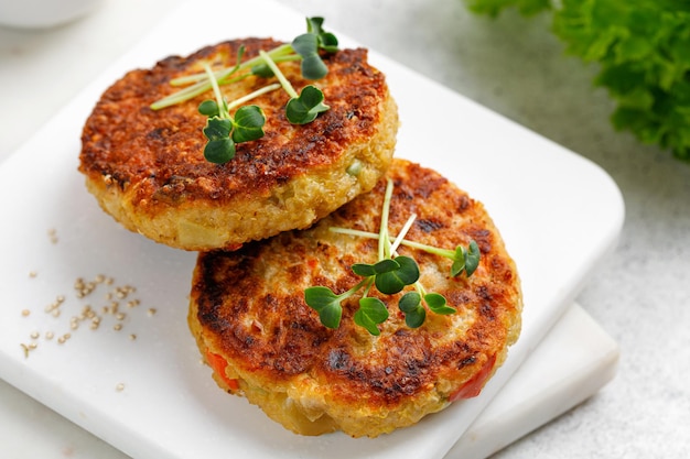Vegane Koteletts mit Quinoa und Gemüse, serviert mit Microgreens Leckeres veganes Essen Closeup