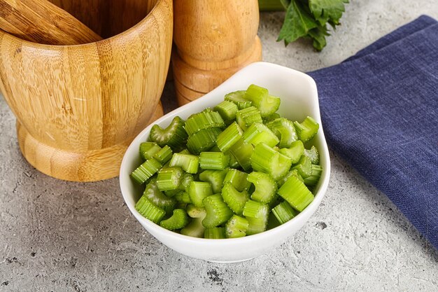 Vegane Küche. Geschnittener Selleriestamm zum Kochen