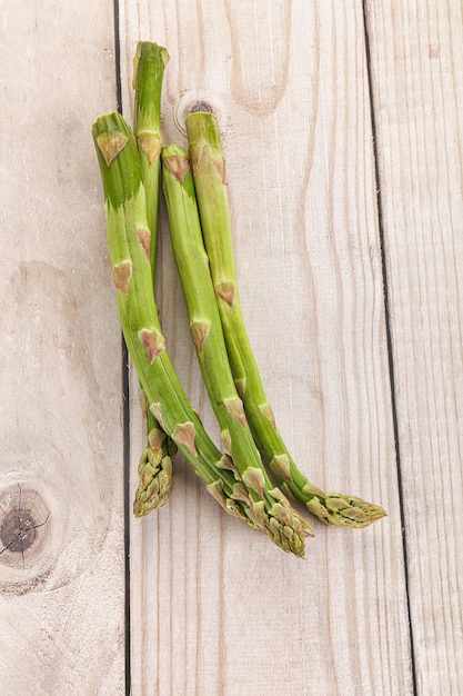 Vegane Küche mit frischen grünen Spargeln