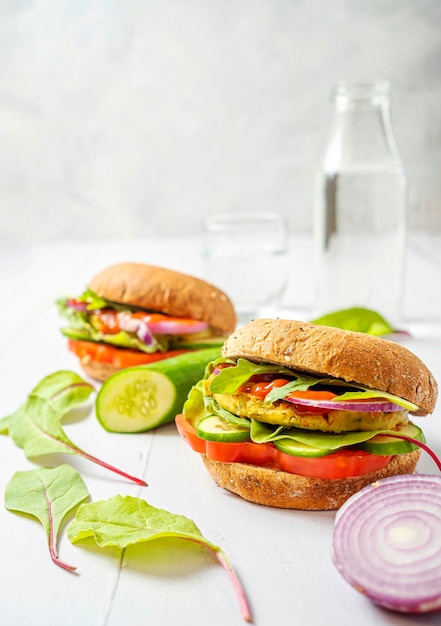 Vegane Linsenburger mit Grünkohl und Tomatensauce auf weißem Hintergrund Pflanzliches Lebensmittelkonzept