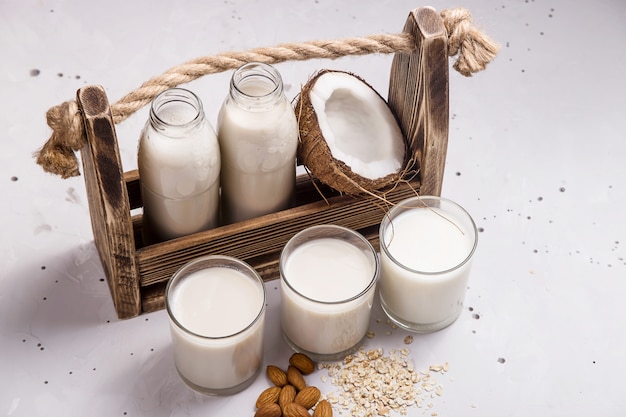 Vegane Milch aus Kokos, Haferflocken und Mandeln