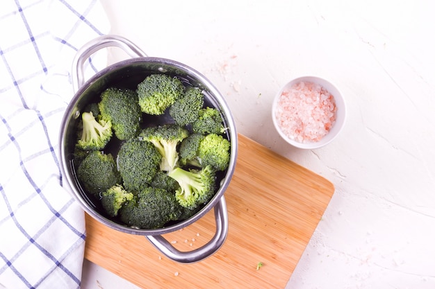 Vegane Nahrung der gesunden Diät, Brokkoli in einer Wanne.