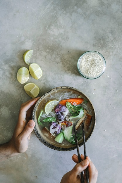 Vegane Nudelsuppe mit Tofu-Food-Fotografie-Rezeptidee