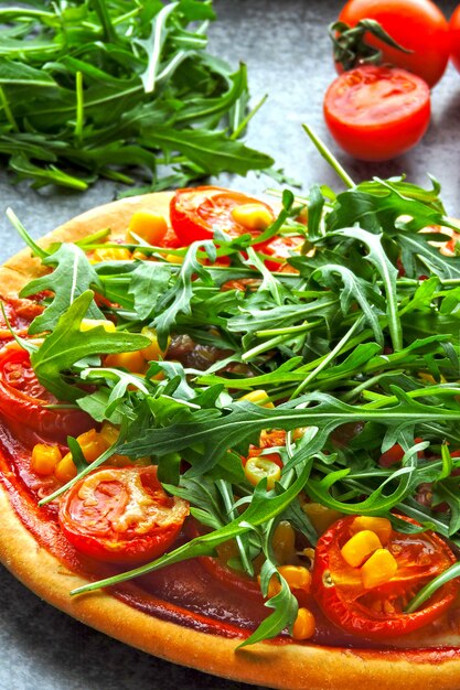 Vegane Pizza mit frischem Rucola. Gesundes Essen.