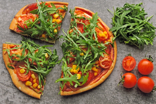 Vegane Pizza mit frischem Rucola. Gesundes Essen.