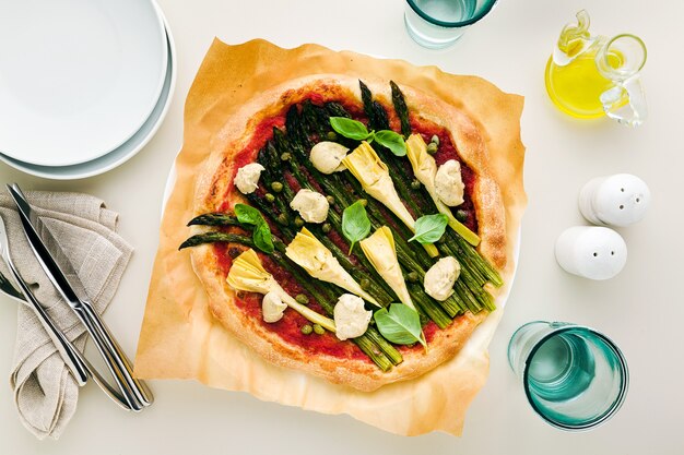 Vegane Pizza mit Spargel und Artischocken