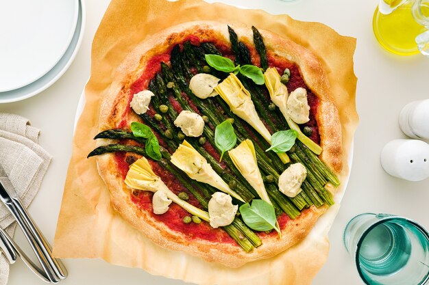 Vegane Pizza mit Spargel und Artischocken