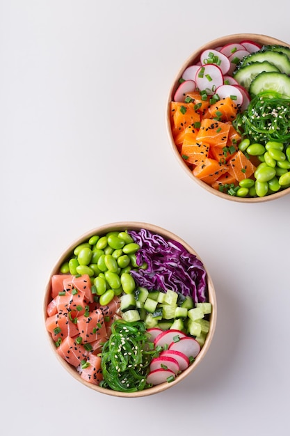 Vegane Poke Bowl mit Meeresfrüchten auf pflanzlicher Basis, Lachs-Thunfisch