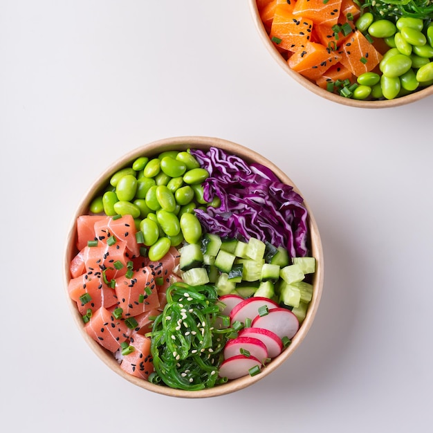 Vegane Poke Bowl mit Meeresfrüchten auf pflanzlicher Basis, Lachs-Thunfisch