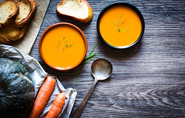 Vegane sahnige köstliche Kürbissuppe