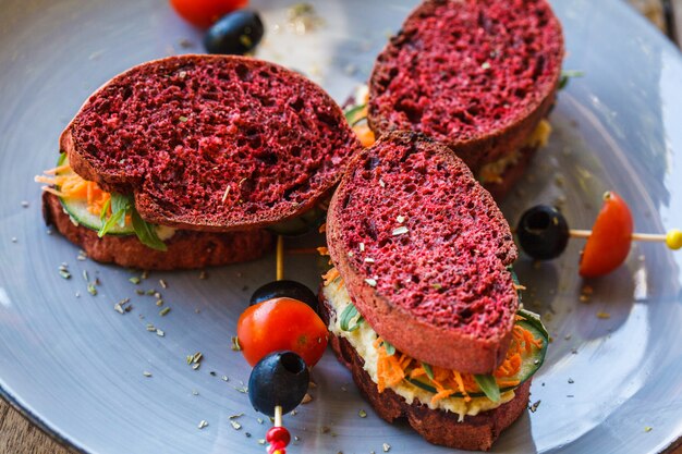 Vegane Sandwiches zum Frühstück mit Rote-Bete-Brot, Hummus und Gemüse