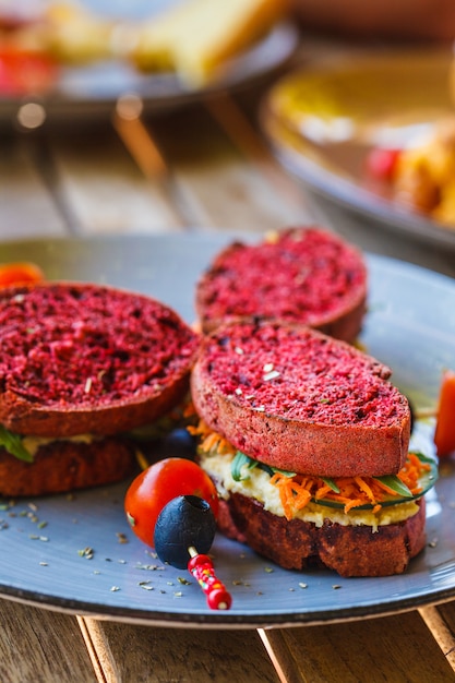 Vegane Sandwiches zum Frühstück mit Rote-Bete-Brot, Hummus und Gemüse