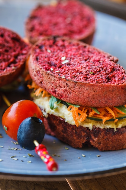 Vegane Sandwiches zum Frühstück mit Rote-Bete-Brot, Hummus und Gemüse