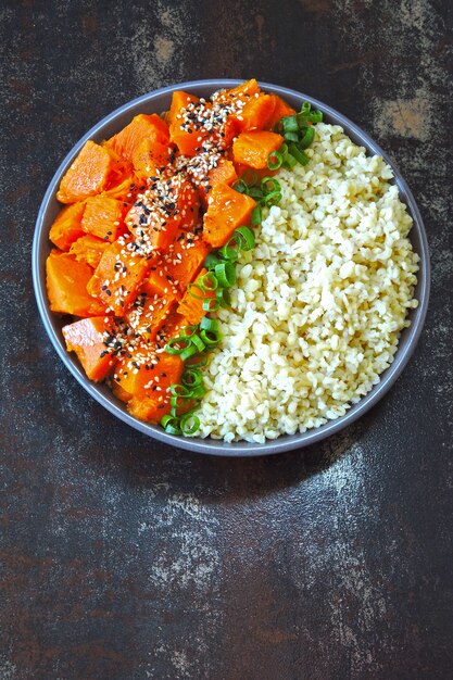 Vegane Schüssel mit Bulgur und Kürbis.