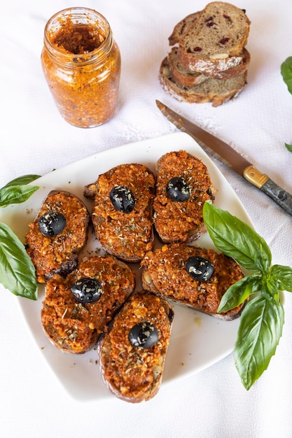 Vegane Sobrasada aus getrockneten Tomaten, getrockneten Früchten und Paprika. Gesunder und veganer Snack