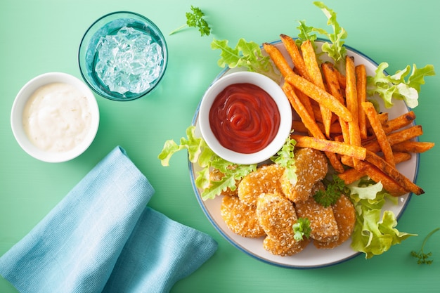 Foto vegane soja-nuggets und süßkartoffel-pommes