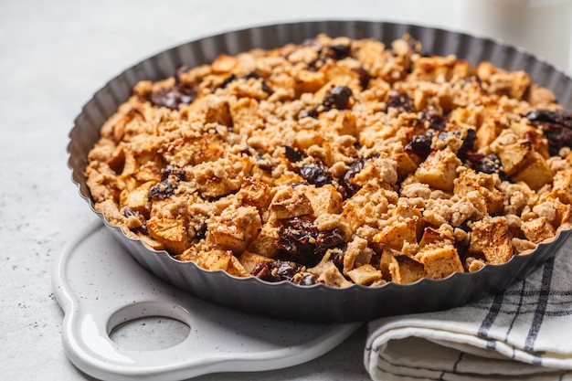 Veganer Apfelkuchen mit Zimt in der Backform.