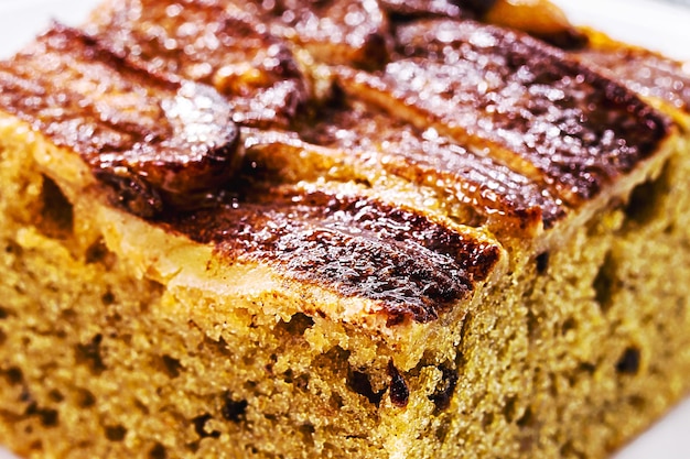 Veganer Bananenkuchen organischer typischer brasilianischer Backkuchen mit Zimt und Früchten Makrofotografie