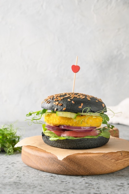 Veganer Black Burger aus Gemüse Kohl und Karotten Frikadellen als pflanzliches Fleisch