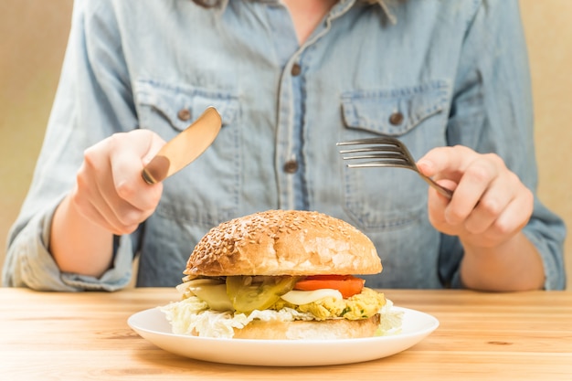 Veganer Burger auf einem Teller