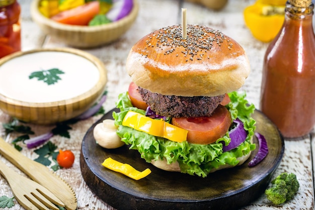 Veganer Burger auf Vollkornbrot, hausgemachtes Brot, mit schwarzen Bohnen, Gemüse, Champignons, Weißkastaniencreme, Senf. Gesunder Snack