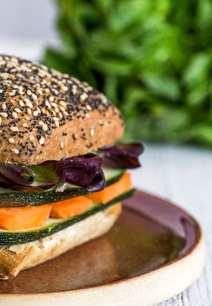 Veganer Burger mit frischem Gemüse