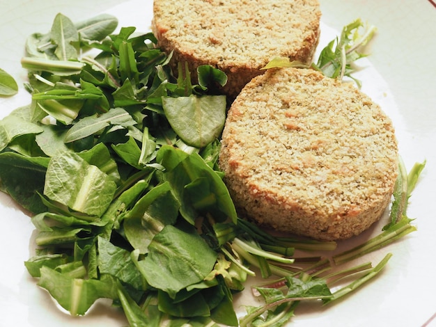 Veganer Burger mit Salat