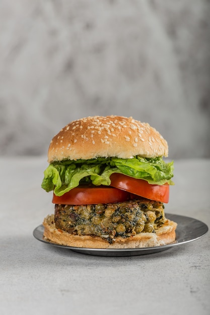 Veganer Burger mit Tomaten und Salat