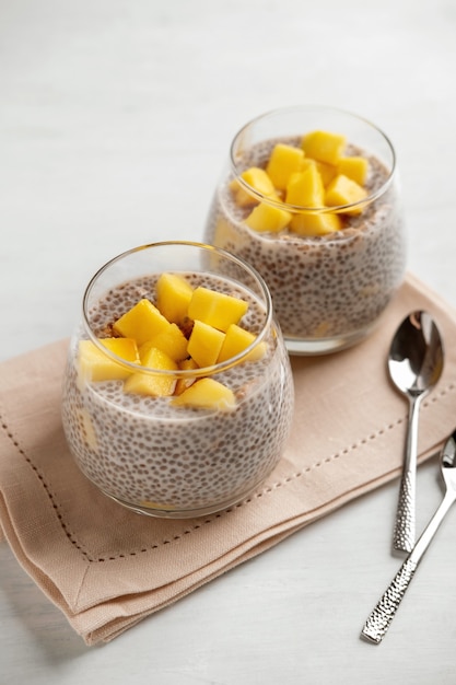 Veganer Chia-Kokosnusspudding mit Mango auf weißem Hintergrund. Gesunde Ernährung, Superfood. Nahaufnahme.