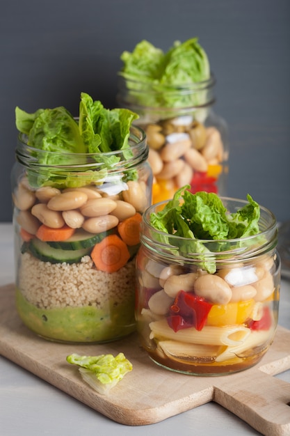 Veganer Couscous- und Nudelsalat in Einmachgläsern mit Gemüsebohnen