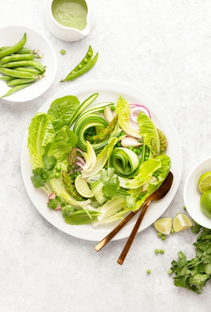 Veganer Detox-Grüner Salat mit Avocado-Dressing, Ansicht von oben