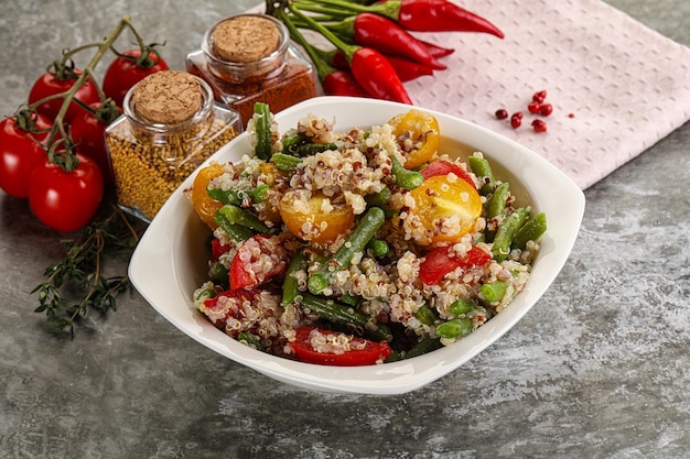 Veganer gekochter Quinoa mit Gemüse, Tomaten und grünen Bohnen