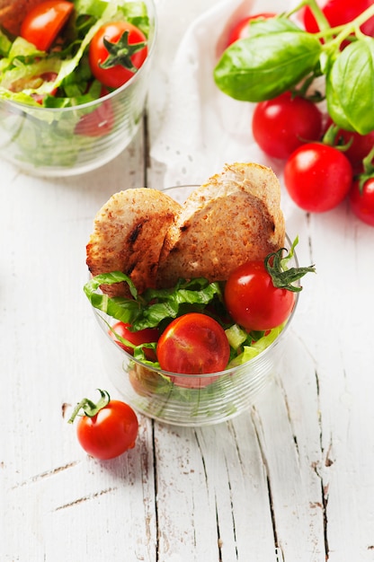 Veganer gesunder Salat mit Tomaten, Salat und Brot