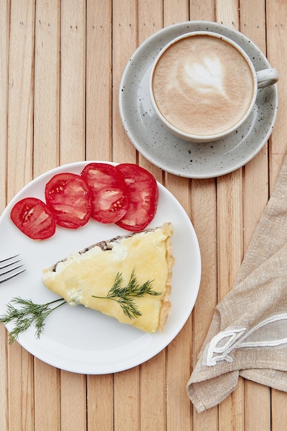 Veganer Käsekuchen mit Pilztomaten und Dill Tasse Kaffee Gesundes Frühstück Französisches Essen flach gelegt