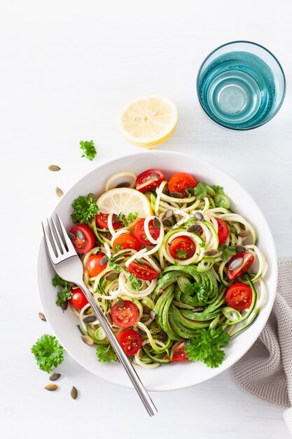 Veganer ketogener spiralisierter Zucchinisalat mit Avocado-Tomaten-Kürbiskernen