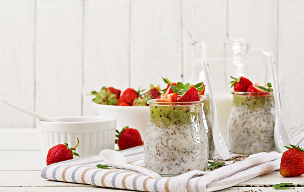 Veganer Kokosmilch-Chiasamen-Pudding mit Erdbeeren und Kiwi.