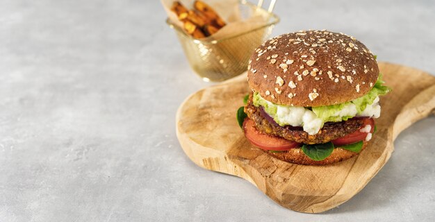 Veganer Linsenburger auf hellgrauem Hintergrund