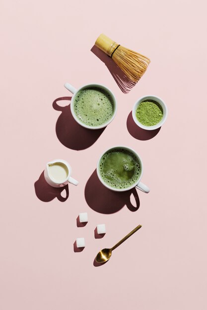 Veganer Matcha Latte mit Hafermilch auf Pink