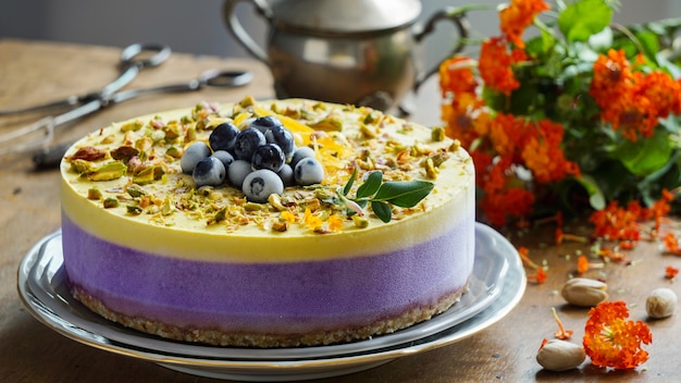 Veganer roher Käsekuchen mit Blaubeere-, Kirsch-, Matcha-Tee, Orange