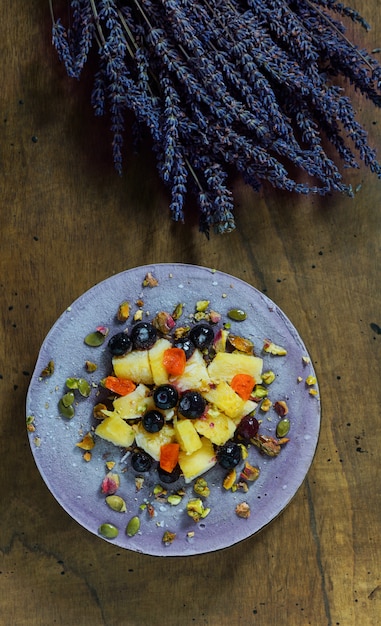 Veganer Rohkäsekuchen mit Heidelbeere, Kirsche, Matchatee, Orange, Cashewcreme, Kokosnussbutter und Kokosmilch sowie Basis aus Mandeln, Datteln und getrockneten Aprikosen, Haferflocken, lyophilisierten Beeren