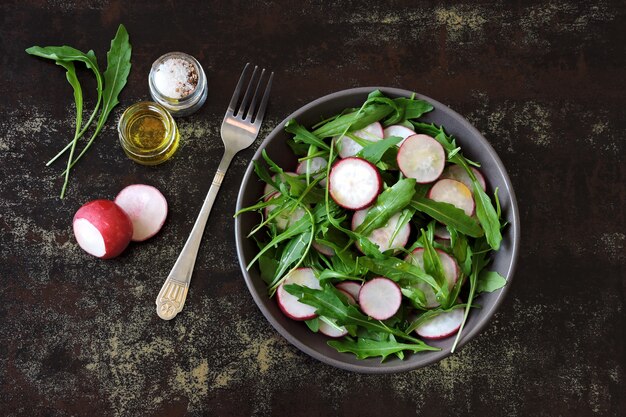 Veganer Rucola-Salat-Rettich. Gesunde Salatschüssel. Fitness-Diät.