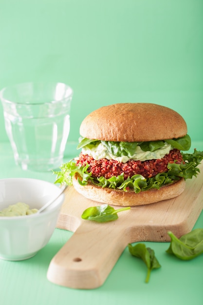 Veganer Rüben-Quinoa-Burger mit Avocado-Dressing